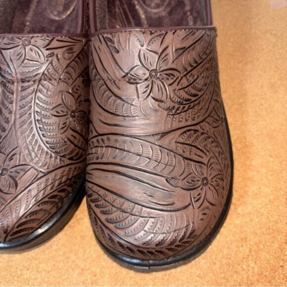 Easy Street Women’s 8W Brown Embossed Cushioned Sole 2” Heel Slip Resistant - Picture 4 of 8